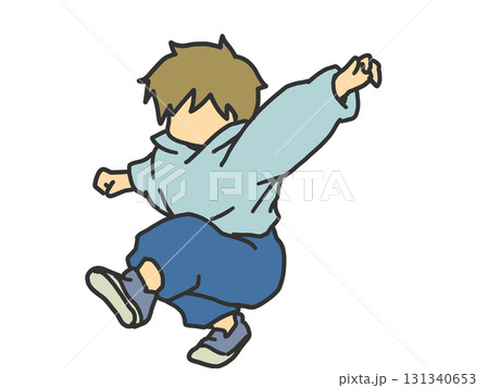 ブレイクダンスをする子供 131340653