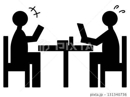 テーブル越しに熱心に勧誘する人と戸惑う人のビジネスシーン 131340736