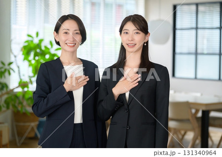オフィスで胸に手を当てる日本人女性 131340964