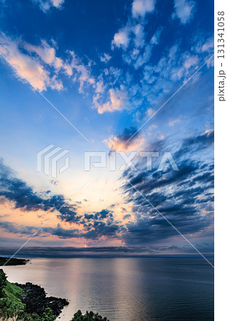 利尻島・沼浦展望台から見た彩り豊かな朝の雲と海 131341058