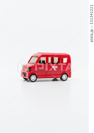 郵便車　郵便配達のイメージ素材 131341221