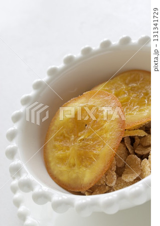 ドライオレンジを入れたコーンフレーク 131341729