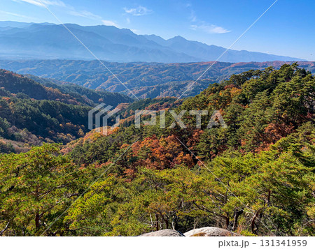 秋のトレッキング、紅葉の昇仙峡から見た風景 131341959