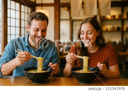 日本でラーメンを味わう外国人観光客 131341976