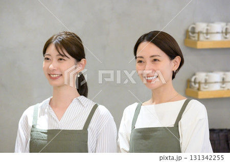 カフェの受付に並んでたつ女性スタッフ 131342255