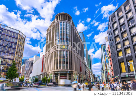 日本の東京都市景観 9月24日。「三越前駅」前の日本橋三越や日本橋北詰の交差点などを望む 131342308
