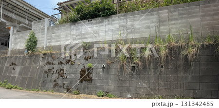 二段擁壁のある日本の住宅風景 二段擁壁のある日本の住宅風景 131342485