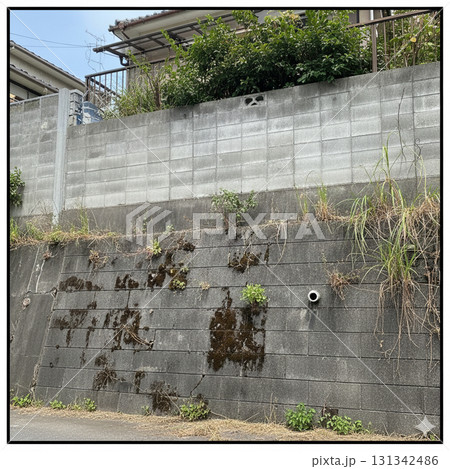 二段擁壁のある日本の住宅風景 二段擁壁のある日本の住宅風景 131342486