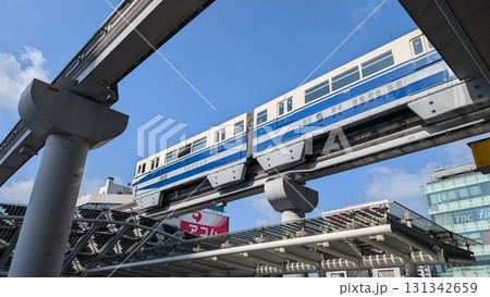 北九州モノレールが走る小倉駅前の都市風景（見上げ構図） 131342659