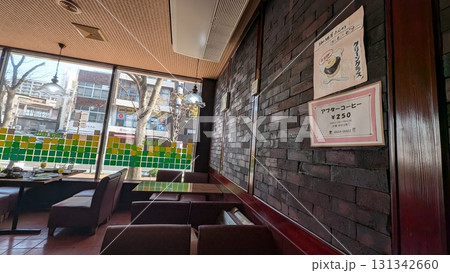 レトロな雰囲気漂う喫茶店の店内 131342660