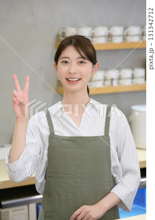 ピースをする女性スタッフ ピースをする女性スタッフ 131342712