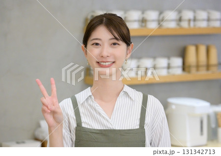 ピースをする女性スタッフ ピースをする女性スタッフ 131342713