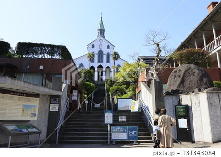 長崎の大浦天主堂を観光する人々 131343084