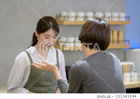 カフェの店員にクレームをつける女性 カフェの店員にクレームをつける女性 131343194