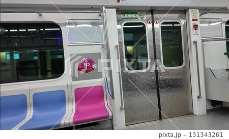 韓国の地下鉄車内 131343261