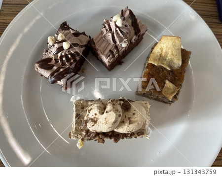 グアムで食べる一口サイズのチョコケーキ 131343759