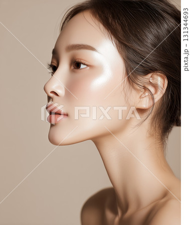横顔の美しい女性・透明感のある素肌とナチュラルメイク 131344693