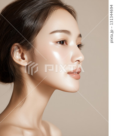 横顔の美しい女性・透明感のある素肌とナチュラルメイク 131344694