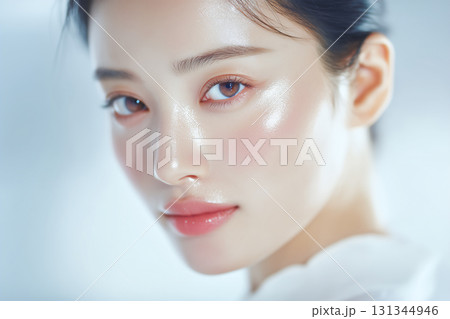 透明感あふれる美しい女性のポートレート・ツヤ肌とナチュラルメイク 透明感あふれる美しい女性のポートレート・ツヤ肌とナチュラルメイク 131344946