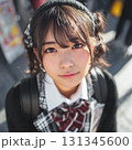 見つめる女子高生 131345600