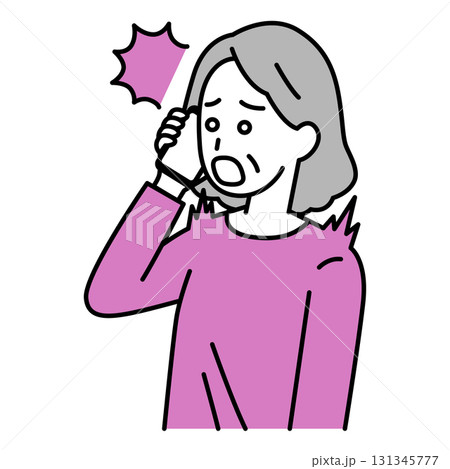 スマートフォンでの通話で驚く年配の女性 131345777