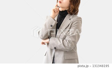 考えごとをする女性・ビジネスウーマン 131348195