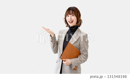 手で案内をする女性・ビジネスウーマン 131348198