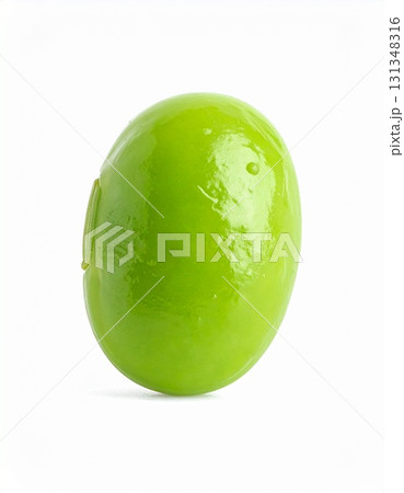 白い背景に一つの枝豆 131348316