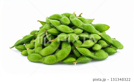 白い背景に、山盛りの枝豆の写真 白い背景に、山盛りの枝豆の写真 131348322
