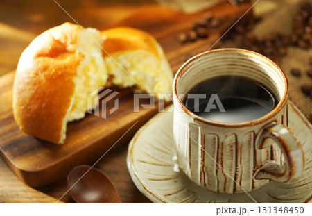 コーヒーとクリームパン コーヒーとクリームパン 131348450
