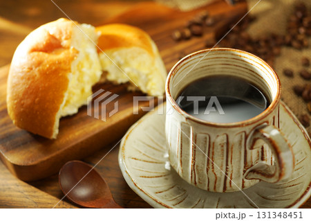 コーヒーとクリームパン 131348451