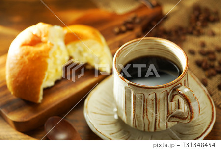 コーヒーとクリームパン 131348454