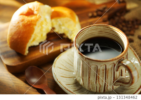 コーヒーとクリームパン 131348462