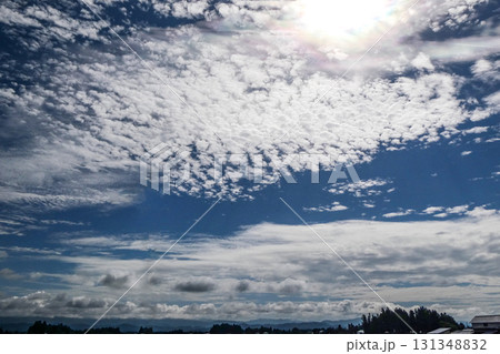 美しい秋の天気の良い空の雲と虹彩 131348832