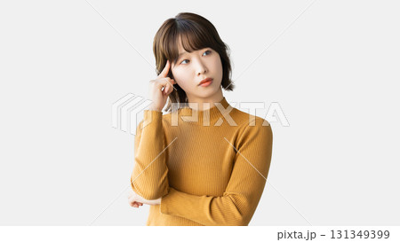 考えごとをする女性 考えごとをする女性 131349399