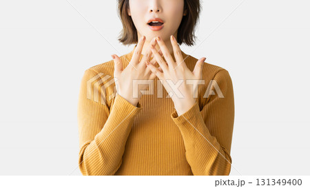 驚く女性 驚く女性 131349400