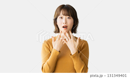 驚く女性 驚く女性 131349401