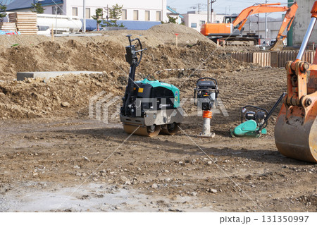 建築工事現場の地面締固め機 131350997