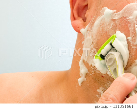 シェービングフォームで髭剃りするミドル男性　コピースペース 131351661