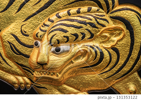 [大阪・中央区] 1583年に建てられた大阪城の金色に輝く福虎の彫刻のクローズアップ。 131353122