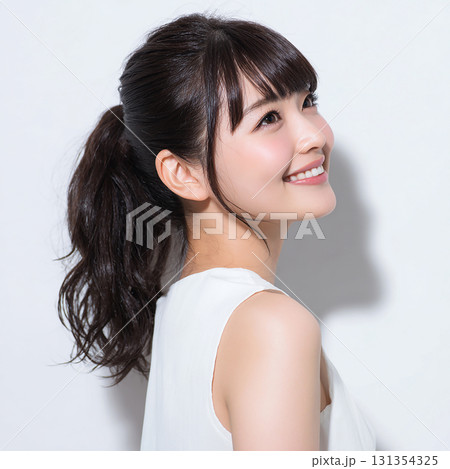 ポニーテールの女性のポートレート ポニーテールの女性のポートレート 131354325