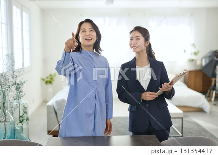 ミドル女性に説明をする若いビジネスウーマン ミドル女性に説明をする若いビジネスウーマン 131354417