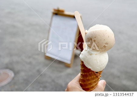 コーンのダブルアイスクリームとコピースペース コーンのダブルアイスクリームとコピースペース 131354437