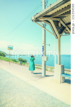 愛媛県 快晴の夏の下灘駅 愛媛県 快晴の夏の下灘駅 131354593