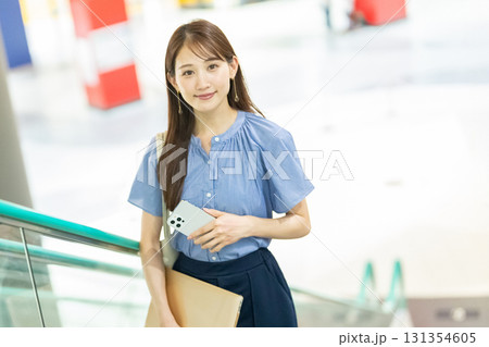 エスカレーターに乗るビジネスウーマン 131354605