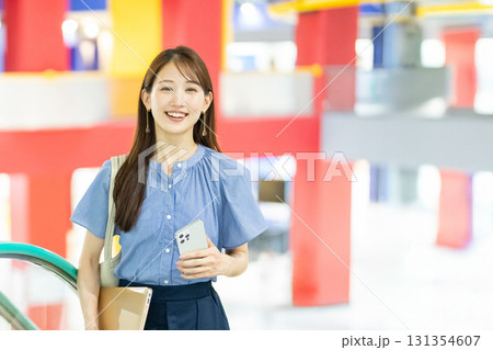 エスカレーターに乗るビジネスウーマン 131354607