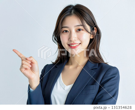 指さしポーズをしているスーツ姿の女性 指さしポーズをしているスーツ姿の女性 131354628