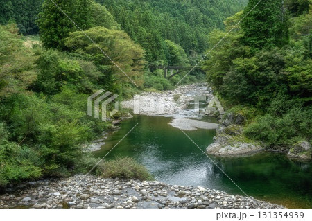 愛媛県久万高原町　新緑の面河渓 131354939