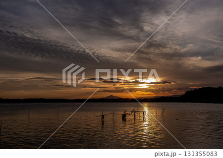 親沢の鼻側にある涸沼夕景と筑波山【茨城県茨城町】 131355083