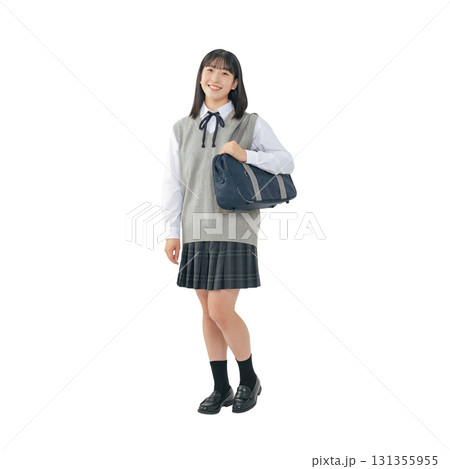 制服を着た女子学生　手作業で精密に切り抜いた背景透過全身写真PNG 131355955